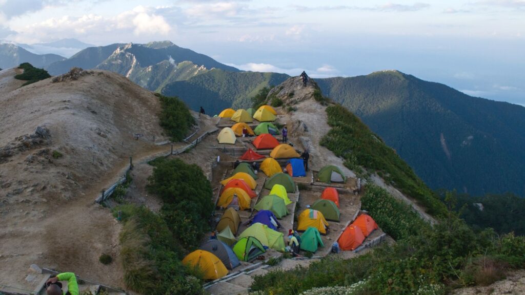 日本の山のキャンプ地のイメージ