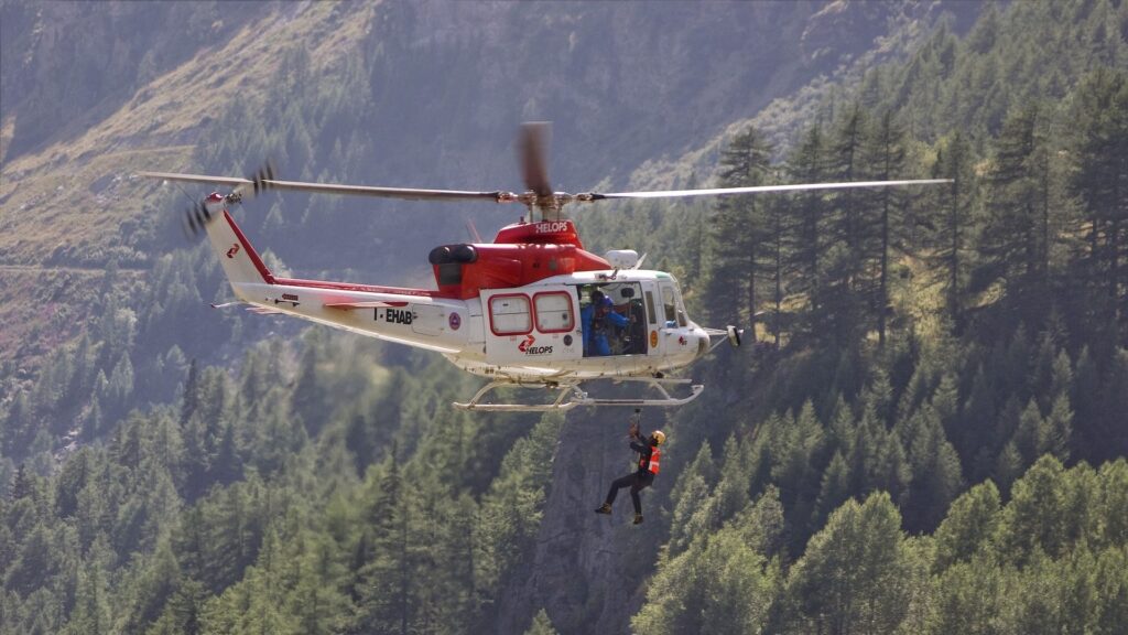 山岳救助ヘリコプター